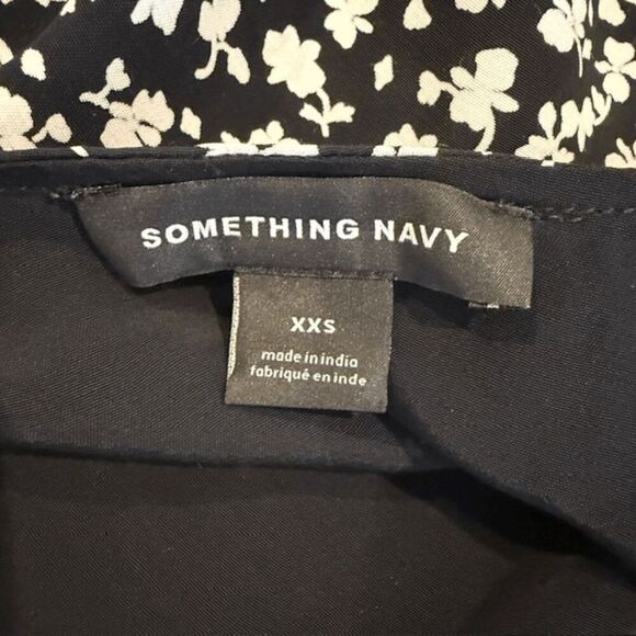 Something Navy Black and White Floral Cami Top Tank Spaghetti Straps Size XXS - Picture 8 of 10